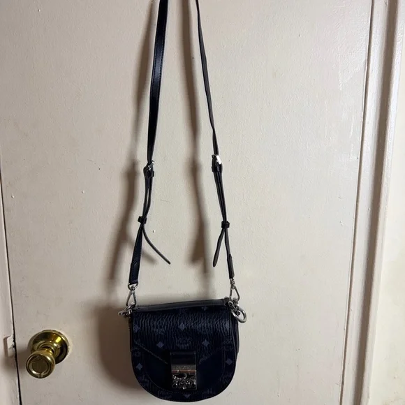 MCM Patricia shoulder bag in black Visetos monogram - Picture 4 of 15